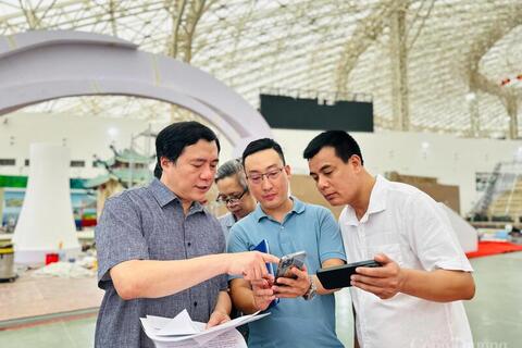 Thứ trưởng Nguyễn Sinh Nhật Tân kiểm tra tiến độ thi công triển lãm thành tựu ngành Công Thương