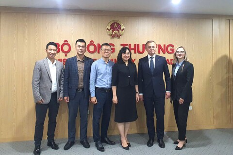Thứ trưởng Phan Thị Thắng làm việc với Đại sứ Ukraine tại Việt Nam