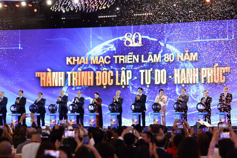 Những hình ảnh ấn tượng tại Triển lãm thành tựu đất nước