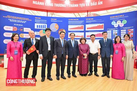Phó Thủ tướng Bùi Thanh Sơn thăm triển lãm thành tựu ngành Công Thương