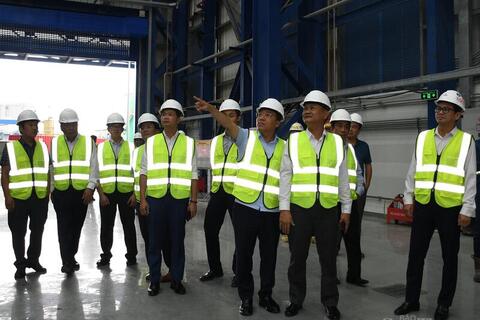 Chùm ảnh: Thứ trưởng Nguyễn Hoàng Long kiểm tra Nhà máy LNG Nhơn Trạch 3,4