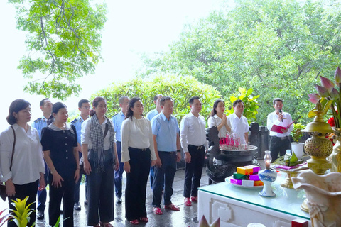 Thứ trưởng Phan Thị Thắng và đoàn công tác Bộ Công Thương dâng hương tưởng niệm các anh hùng liệt sĩ tại Nghệ An