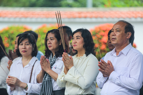 Thứ trưởng Phan Thị Thắng và đoàn công tác của Bộ Công Thương dâng hương tại Ngã ba Đồng Lộc (Hà Tĩnh)