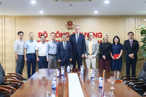 Thứ trưởng Nguyễn Hoàng Long tiếp và làm việc với Quỹ UK Export Finance của Vương Quốc Anh