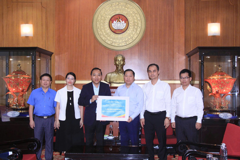 Bộ Công Thương trao hơn 1,2 tỷ đồng ủng hộ đồng bào bị ảnh hưởng do cơn bão số 10 và 11