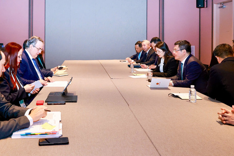 Bộ trưởng Nguyễn Hồng Diên làm việc song phương với Bộ trưởng Kinh tế Mê-xi-cô