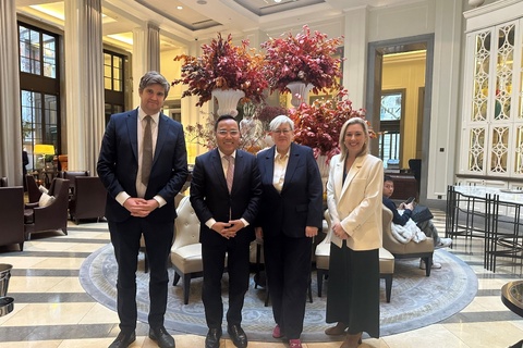 Thứ trưởng Nguyễn Hoàng Long trao 2 MOU hợp tác của Bộ Công Thương với các Bộ đối tác Vương quốc Anh tại Hội nghị Kinh tế Cấp cao Việt Nam - Vương quốc Anh và tiếp song phương các đối tác về năng lượng