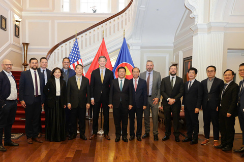 Bộ trưởng Nguyễn Hồng Diên làm việc với Hiệp hội kinh doanh và thương mại giày dép Mỹ