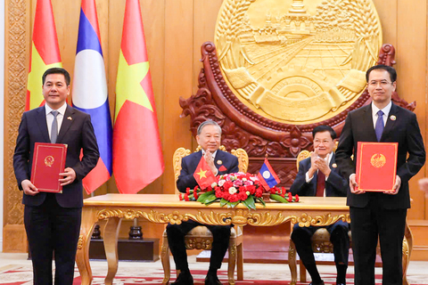 Bộ Công Thương Việt Nam và Bộ Công Thương Lào trao Biên bản ghi nhớ về phát triển chuỗi liên kết công nghiệp