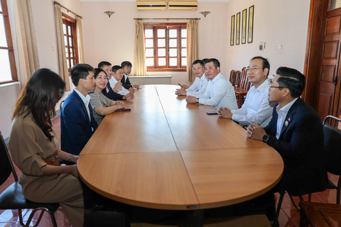 Bộ trưởng Nguyễn Hồng Diên thăm và làm việc với Thương vụ Việt Nam tại Lào