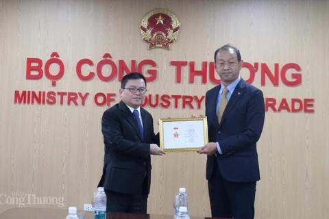 Trao tặng Kỷ niệm chương “Vì sự nghiệp phát triển ngành Công Thương Việt Nam” cho Tổng giám đốc Toyota Việt Nam