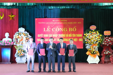 Lễ công bố Quyết định sáp nhập và đổi tên thành trường Cao đẳng Kỹ thuật Công nghệ Việt - Đức.