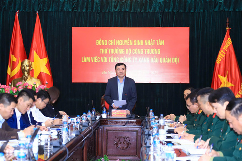 Bộ Công Thương làm việc với các doanh nghiệp xăng dầu về đảm bảo nguồn cung dịp Tết và năm 2026