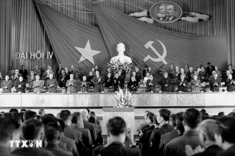 Đại hội IV: Hoàn thành sự nghiệp thống nhất Tổ quốc, đưa cả nước đi lên CNXH