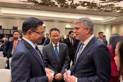 Quyền Bộ trưởng Lê Mạnh Hùng trao đổi với Giám đốc cơ quan Thương mại quốc tế Hoa Kỳ và Phó Chủ tịch AmCham tại Việt Nam