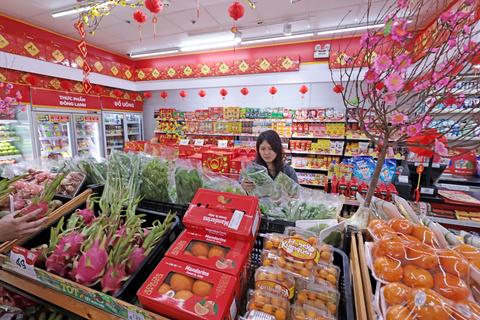 Nhu cầu mua sắm tăng nhẹ trong ngày mùng 6 Tết