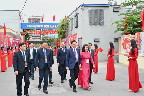 Chùm ảnh: Quyền Bộ trưởng Lê Mạnh Hùng cùng cử tri tại Đơn vị bầu cử số 1 TP. Hải Phòng