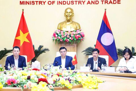 Quyền Bộ trưởng Bộ Công Thương Việt Nam Lê Mạnh Hùng làm việc với Bộ trưởng Bộ Công Thương Lào Malaithong Kommasith