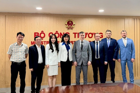 Thứ trưởng Phan Thị Thắng tiếp và làm việc với Thống đốc tỉnh Perm Krai, Liên bang Nga