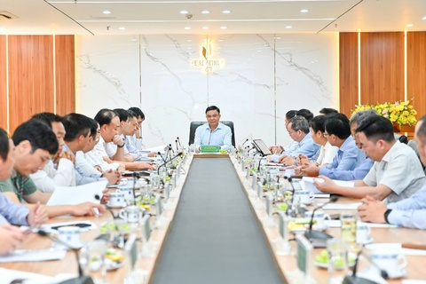 Quyền Bộ trưởng Bộ Công Thương Lê Mạnh Hùng làm việc với BSR về đảm bảo an ninh năng lượng giai đoạn mới