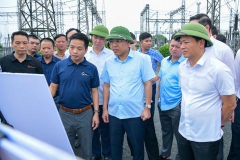 Thứ trưởng Nguyễn Hoàng Long kiểm tra một số dự án nguồn và lưới điện tại Ninh Bình