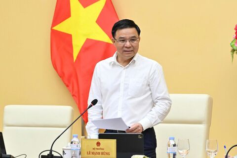 Bộ trưởng Bộ Công Thương Lê Mạnh Hùng làm việc với Cục Thương mại điện tử và Kinh tế số