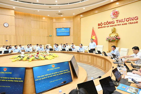 Bộ trưởng Lê Mạnh Hùng làm việc với Cục Quản lý và Phát triển thị trường trong nước