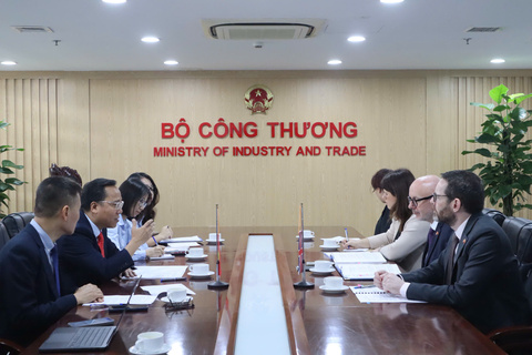 Thứ trưởng Nguyễn Hoàng Long tiếp và làm việc với Đặc phái viên Thương mại Vương quốc Anh