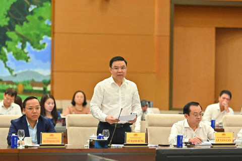 Bộ trưởng Lê Mạnh Hùng báo cáo Ủy ban Thường vụ Quốc hội về dự án Luật Dầu khí (sửa đổi)