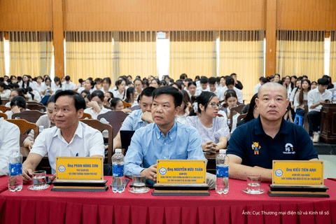 Tăng cường năng lực thương mại điện tử cho sinh viên, thanh niên Huế