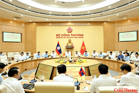 Bộ trưởng Lê Mạnh Hùng hội đàm với Bộ trưởng Bộ Công Thương Lào Malaithong Kommasith