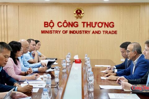 Thứ trưởng Phan Thị Thắng làm việc với đoàn công tác của Tổ chức Khu kinh tế tự do thế giới (WFZO)