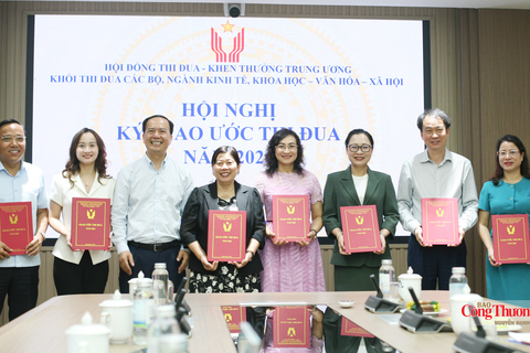 Khối thi đua các Bộ, ngành kinh tế, khoa học - văn hóa - xã hội gắn phong trào thi đua với nhiệm vụ chính trị