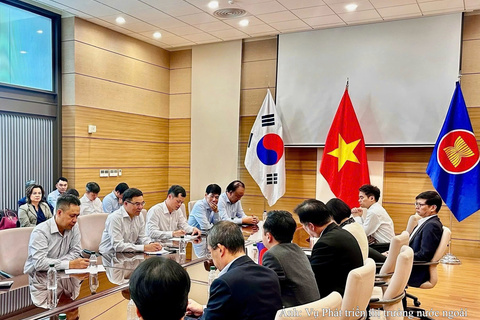 Bộ trưởng Bộ Công Thương Lê Mạnh Hùng thăm và làm việc với Đại sứ quán Việt Nam tại Hàn Quốc