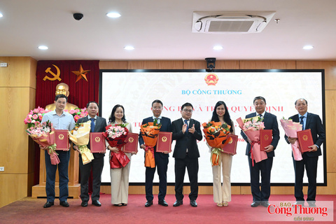 Bộ Công Thương công bố và trao các Quyết định về công tác cán bộ