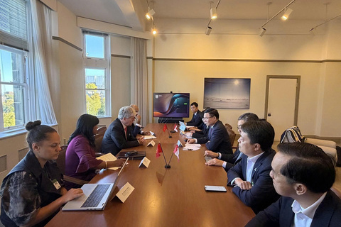 Bộ trưởng Lê Mạnh Hùng làm việc với Bộ trưởng Năng lượng và Tài nguyên thiên nhiên Canada Tim Hodgson