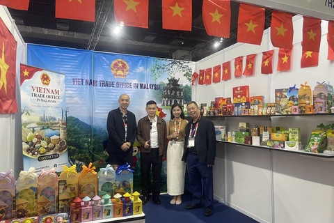 Đông đảo khách tham quan gian hàng của Thương vụ tại Triển lãm Halal quốc tế Malaysia 2026