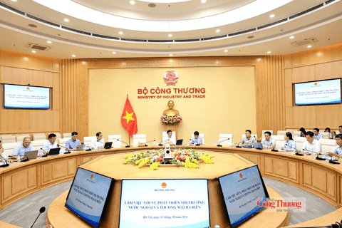 Bộ trưởng Lê Mạnh Hùng làm việc với Vụ Phát triển thị trường nước ngoài và Thương mại đa biên
