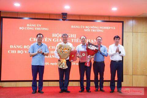 Đảng ủy Bộ Công Thương tiếp nhận 2 tổ chức cơ sở đảng từ Đảng ủy Bộ Nông nghiệp và Môi trường