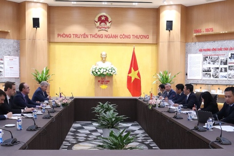 Bộ trưởng Bộ Công Thương Nguyễn Hồng Diên tiếp Đại sứ Liên bang Nga tại Việt Nam Gennady Bezdetko