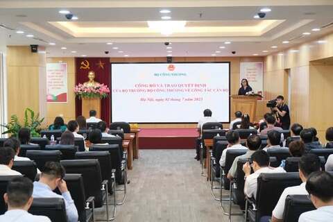 Trao Quyết định điều động, bổ nhiệm Phó Chánh Văn phòng Bộ Công Thương