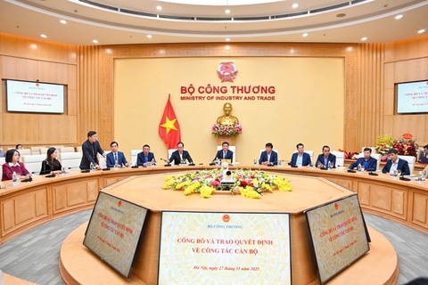 Bộ trưởng Nguyễn Hồng Diên trao các Quyết định về công tác cán bộ