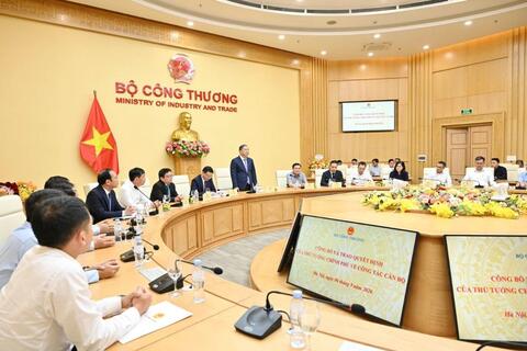 Trao Quyết định của Thủ tướng Chính phủ bổ nhiệm Thứ trưởng Bộ Công Thương