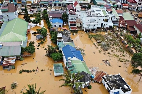 Bảo đảm nguồn cung hàng hóa thiết yếu tại các vùng đang bị cô lập do mưa lũ