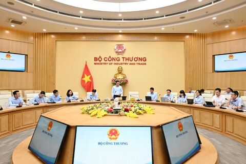 Bộ trưởng Lê Mạnh Hùng làm việc với Vụ Chính sách thương mại đa biên và Văn phòng Ban chỉ đạo liên ngành hội nhập quốc tế về kinh tế