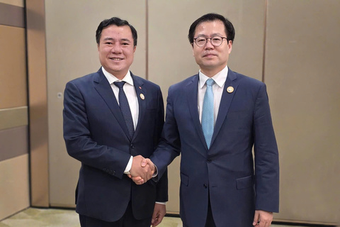 Thứ trưởng Nguyễn Sinh Nhật Tân tiếp xúc song phương bên lề Hội nghị Bộ trưởng Thương mại APEC lần thứ 32