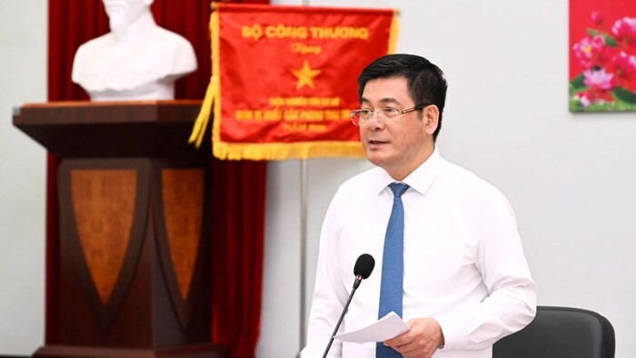 Bộ trưởng Bộ Công Thương Nguyễn Hồng Diên làm việc với Viện Nghiên cứu Cơ khí