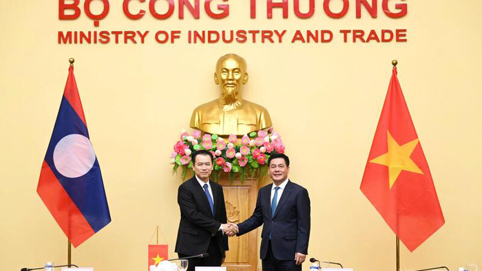 Bộ trưởng Bộ Công Thương Nguyễn Hồng Diên hội đàm với Bộ trưởng Bộ Công Thương Lào Malaithong Kommasith tại Hà Nội