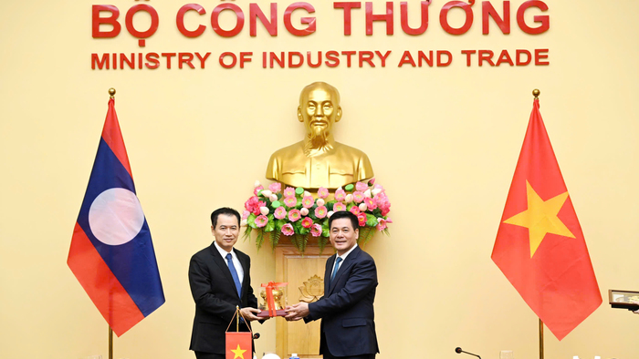 Bộ trưởng Bộ Công Thương Nguyễn Hồng Diên hội đàm với Bộ trưởng Bộ Công Thương Lào Malaithong Kommasith tại Hà Nội