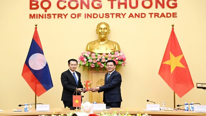 Bộ trưởng Bộ Công Thương Nguyễn Hồng Diên hội đàm với Bộ trưởng Bộ Công Thương Lào Malaithong Kommasith tại Hà Nội